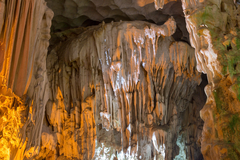 ダウゴー（Dau Go）島にあるティエンクン鍾乳洞（木柱の岩屋 / Thien Cung Cave）