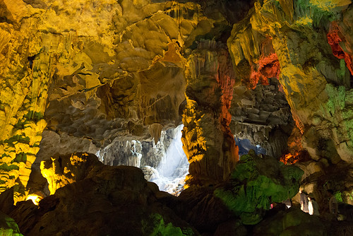ハロン湾のダウゴー（Dau Go）島にあるティエンクン鍾乳洞